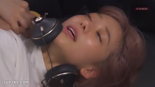 室内 · 脸部 · 迷离 · 仰卧 · 白色上衣 · 特写 · 耳机 · 受孕