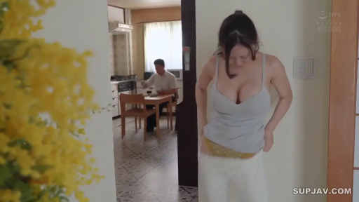 自然 · 提裤子 · Medium shot · 椅子 · Kitchen · 整理衣物 · 灰色吊带 · 居家生活