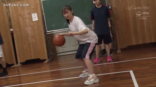 全身 · 集中 · 腰を曲げる · 運動服 · バスケットボール · 体育馆 · 运动 · 运球