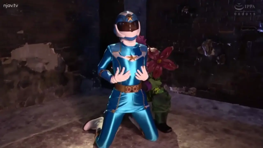 全身 · 头盔 · 自摸胸部 · 战队紧身衣 · 双膝跪地 · 特摄系列 · 山洞废墟 · 面具遮挡