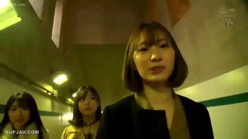 面部 · Stand · 自然 · Corridor · 多人 · 行走 · Everyday Clothing