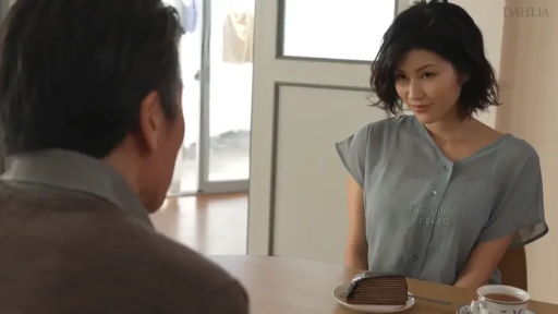 室内 · 坐姿 · 脸部 · 微笑 · 凝视 · 浅蓝色短袖