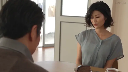 坐姿 · 交谈 · 中景 · 平静 · 室内餐厅 · 居家场景 · 蛋糕 · 蓝色短袖上衣