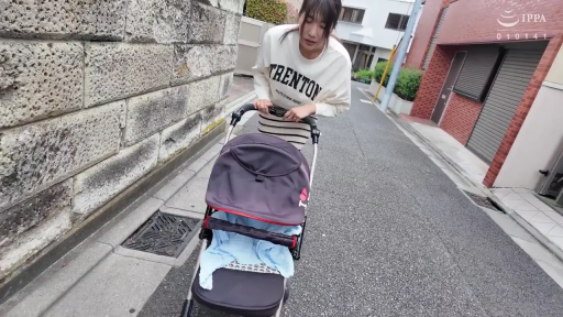 全身 · 专注 · 弯腰 · 婴儿车 · 白色卫衣配条纹裙 · 住宅区街道 · 推婴儿车 · 日间外景