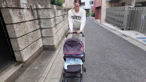 全身 · 行走 · 平静 · 街道 · 日常 · 条纹裙 · 婴儿车 · 推婴儿车