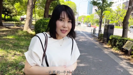 站立 · 面部特写 · 电车 · 戒指 · 微张嘴 · 宽檐帽 · 拥挤 · 张望