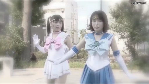 角色扮演 · 平静 · 摆拍 · 户外 · 长手套 · 舞蹈动作 · 动漫水手服