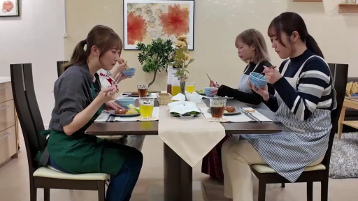 座り姿勢 · 全景 · 自然 · 多人 · 餐厅 · 食事 · 餐具 · エプロン