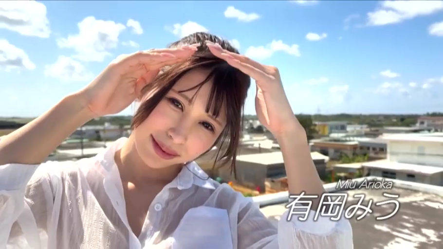 面部特写 · 甜美微笑 · 户外天台 · 展示摆拍 · 白色透明衬衫 · 举手遮阳 · 有冈美羽