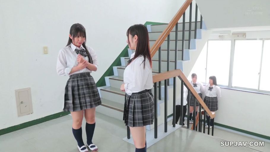 站姿 · 平静 · 观察 · 微波炉 · 侧面特写 · 灰色毛衣 · 室内走廊 · 日常居家