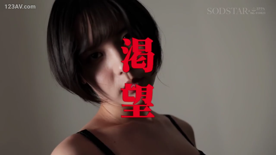 Melancholy · Indoor photography studio · 面部特写 · Stare · 短发 · 黑色吊带内衣 · 侧头看向镜头