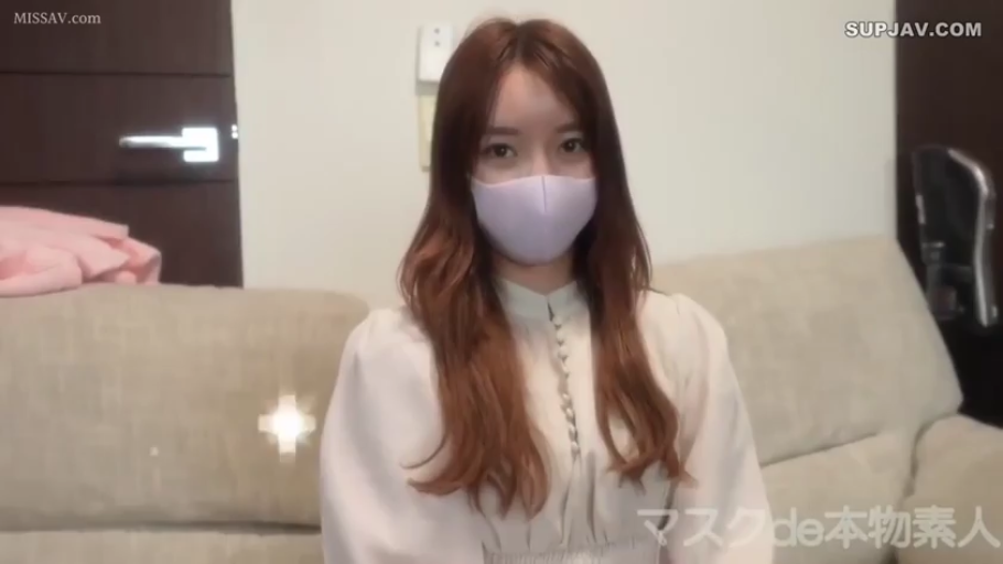 室内 · 坐姿 · 中景 · 平静 · 衬衫 · 长发 · 口罩 · 直视