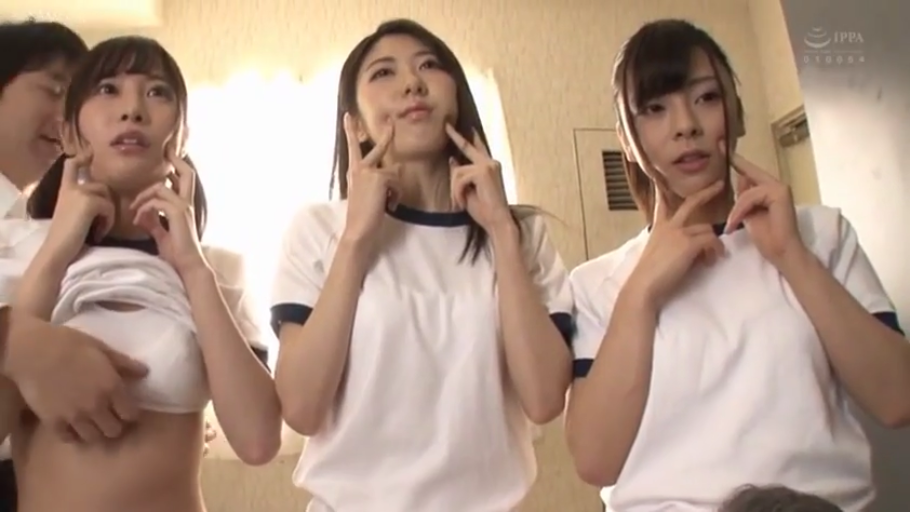 室内 · 多人 · 上半身特写 · 白い体操服 · 挑逗表情 · 站立姿态 · 集体揉乳