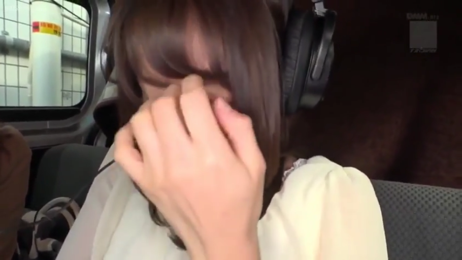 座り姿勢 · 委屈 · 顔のクローズアップ · ヘッドホン · 车内 · 长发 · 捂脸 · 白色裙子