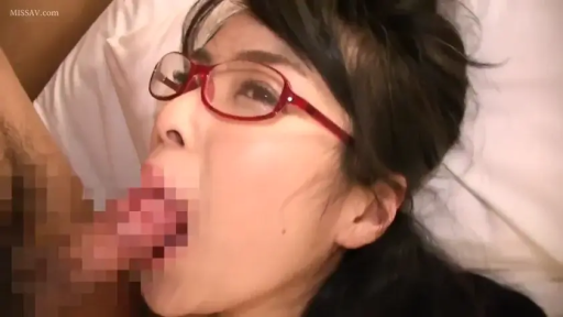 投入 · 眼镜 · 口交 · 仰卧 · 面部特写 · 床上 · 有码 · 红色边框眼镜