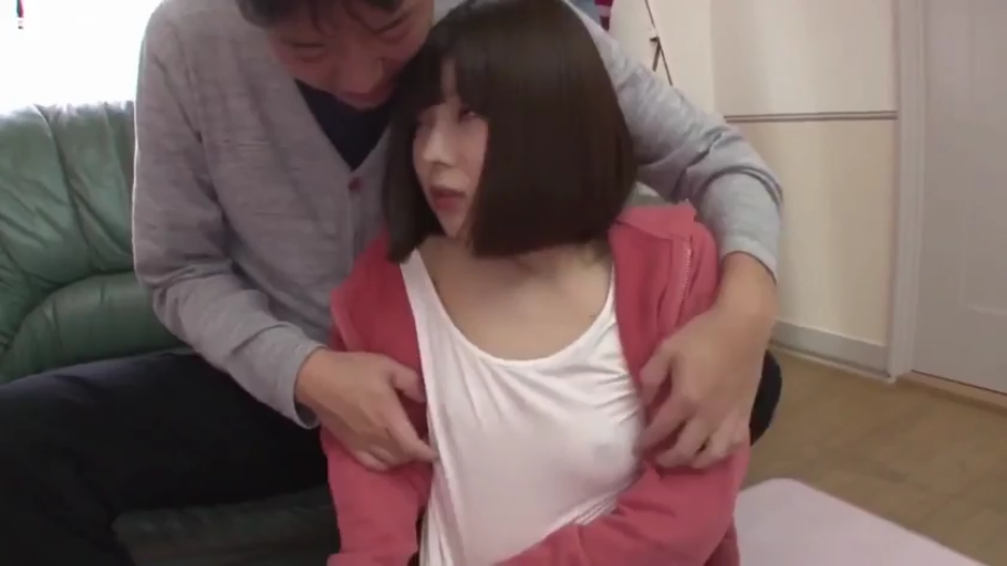 胸部特写 · 迷离 · 皮沙发 · 客厅 · 白色背心 · 从后环抱 · 隔衣揉乳 · 凸点