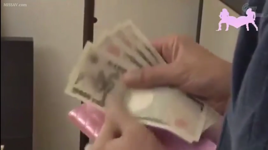 室内 · 站立 · 钞票 · 手部特写 · 数钱 · 深色衣袖 · 现金交易