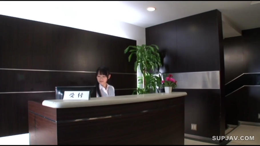 坐姿 · 自然 · 远景 · 办公 · 职业制服 · 前台