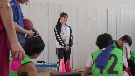 严肃 · 站立 · 全景 · 多人 · 更衣室 · 运动服 · 篮球 · 指导