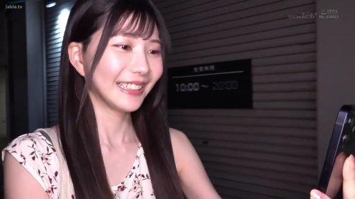 Stand · Smile · 行走 · Night view · 侧脸特写 · Floral dress · 街头