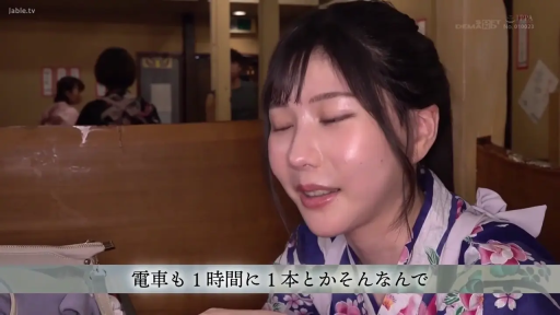 坐姿 · 脸部特写 · 微笑 · 聊天 · 餐厅 · 浴衣 · 带字幕