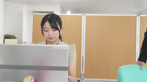 坐姿 · 专注 · 办公室 · 笔记本电脑 · 办公 · 职场 · 荷叶边无袖衫