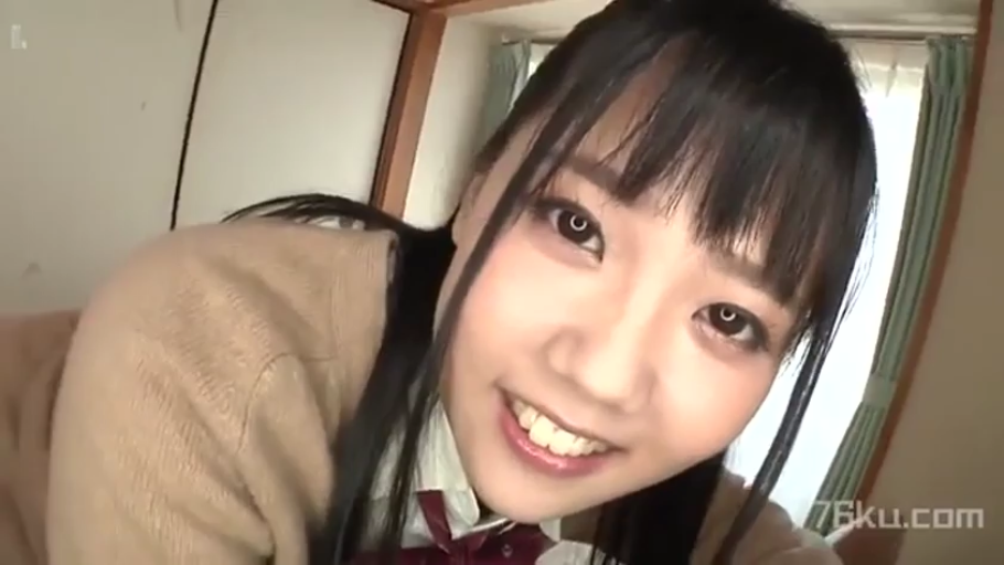 室內 · 俯身 · 臉部特寫 · 微笑 · 制服 · 注視 · 俯拍