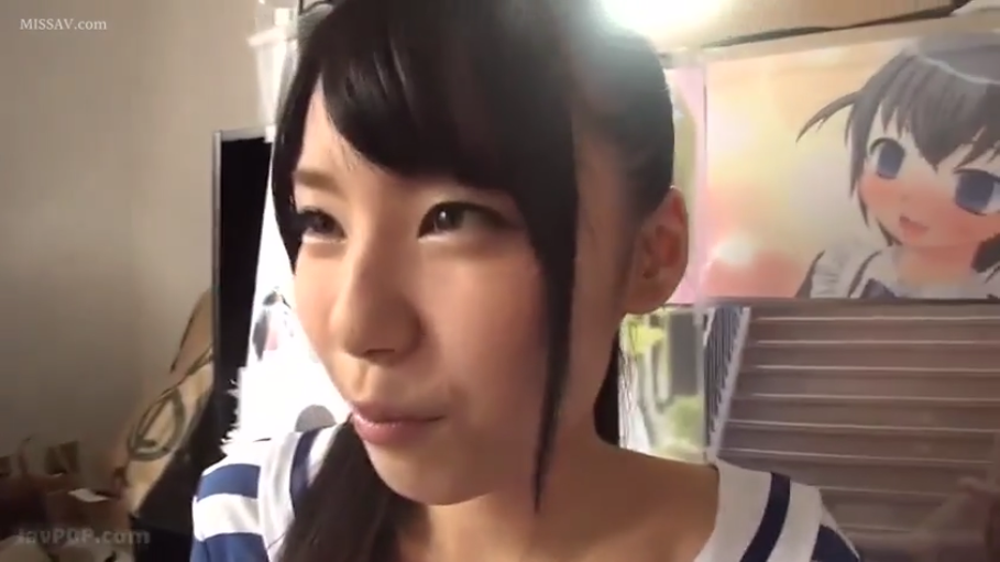 坐姿 · 面部 · 陶醉 · 房间 · 多人 · 白色T恤 · 梳妆台 · 围攻抚摸