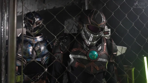 站立 · 中景 · 铁丝网 · 警戒 · 特摄 · 废墟 · 皮套铠甲