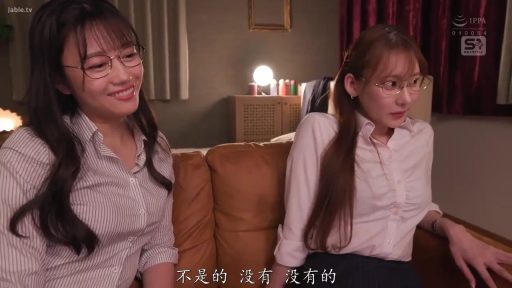 坐姿 · 交谈 · 眼镜 · 中景 · 微笑 · 客厅 · 衬衫 · 多位女性