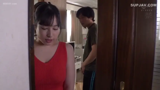 忧郁 · 站立 · 中景 · 居家 · 门框 · 走动 · 室内门口 · 红色无袖背心