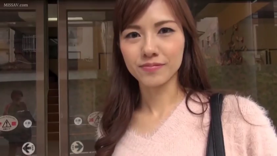 站立 · 微笑 · 面部特写 · 注视 · 门口 · 亚洲女性 · 粉色毛衣 · 单肩包