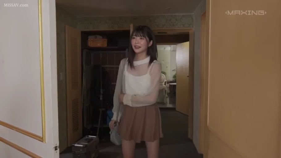 全身 · 站立 · 微笑 · 手提包 · 休闲服 · 生活化 · 进入 · 酒店玄关