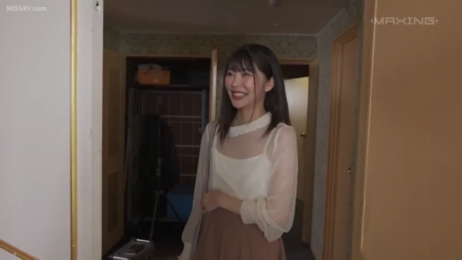 室内 · 站姿 · 微笑 · 半身 · 开心 · 单肩包 · 长袖蕾丝上衣 · 非色情剧情