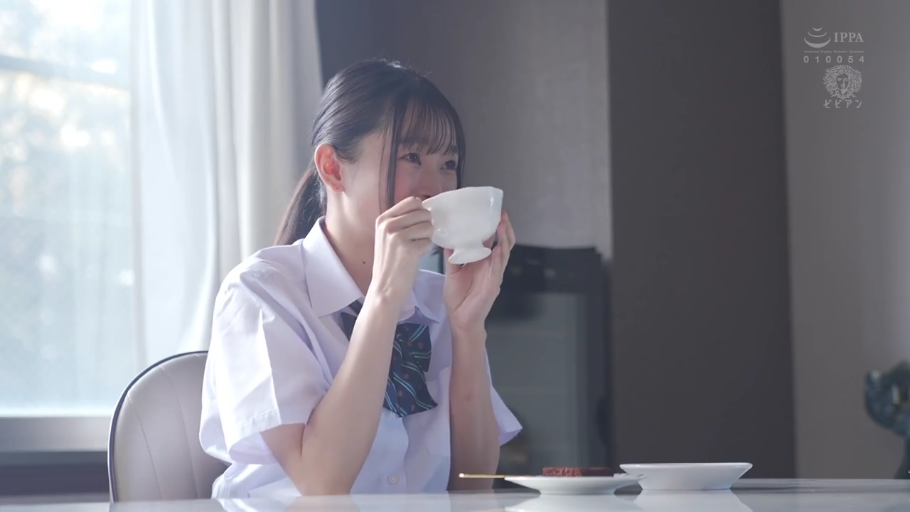 坐姿 · 中景 · 沙发 · 微笑 · 客厅 · 无袖上衣 · 诱惑 · 抚摸