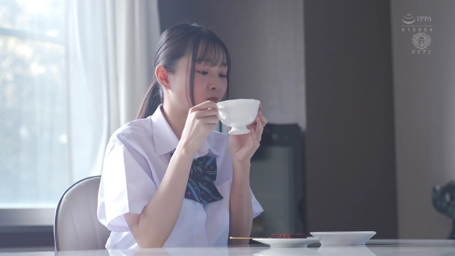 室内 · 坐姿 · 脸部 · 微笑 · 面对镜头 · 长发 · 蓝色T恤