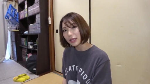 坐姿 · 面对镜头 · 自然 · 半身 · 灰色T恤 · 居家房间 · 漫画书架 · 生活风