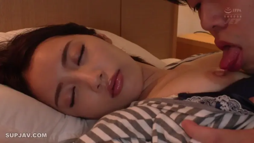 卧室 · 闭眼 · 枕头 · 卧姿 · 乳房特写 · 舔胸 · 条纹睡衣