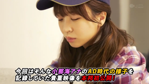 棒球帽 · 室内 · 坐姿 · 面部 · 平静 · 日文字幕 · 棒球帽 · 低头阅读