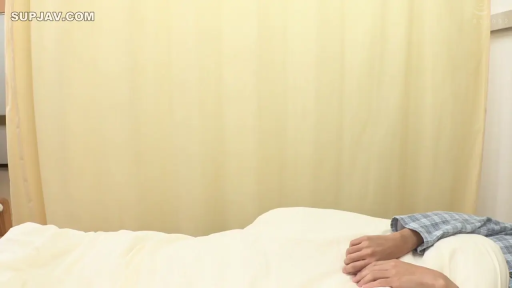 病房 · 手部 · 水印 · 静止 · 躺卧 · 格子睡衣 · 隔帘