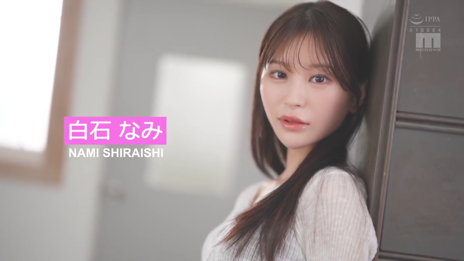 室内 · 半身特写 · 注视镜头 · 白色修身上衣 · 侧身靠墙