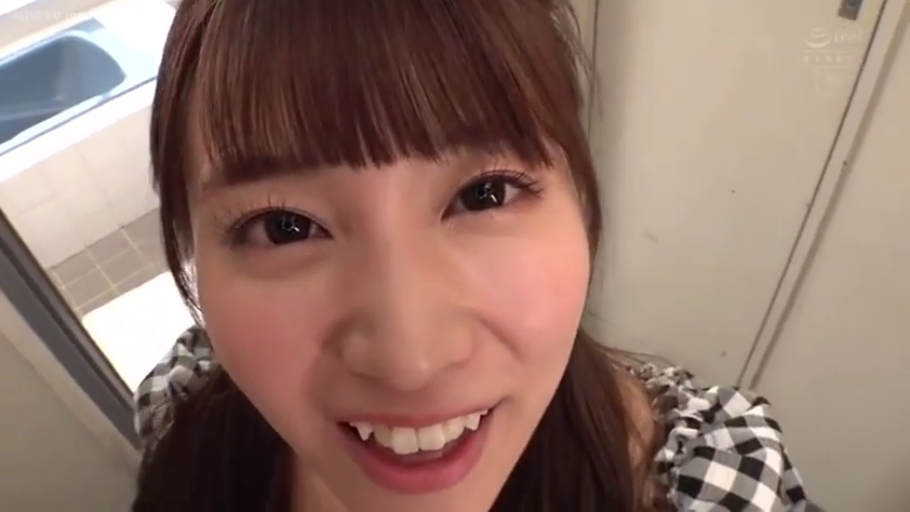 室内 · 脸部特写 · 格纹上衣