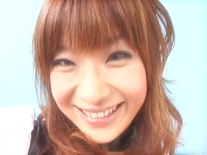 室内 · 坐姿 · 校服 · 专注 · 按摩床 · 否 · 按摩 · 医务室