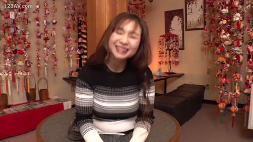 Indoor · Sitting Posture · 单人 · Facing the camera · No · 条纹衫 · Smile · 挂饰