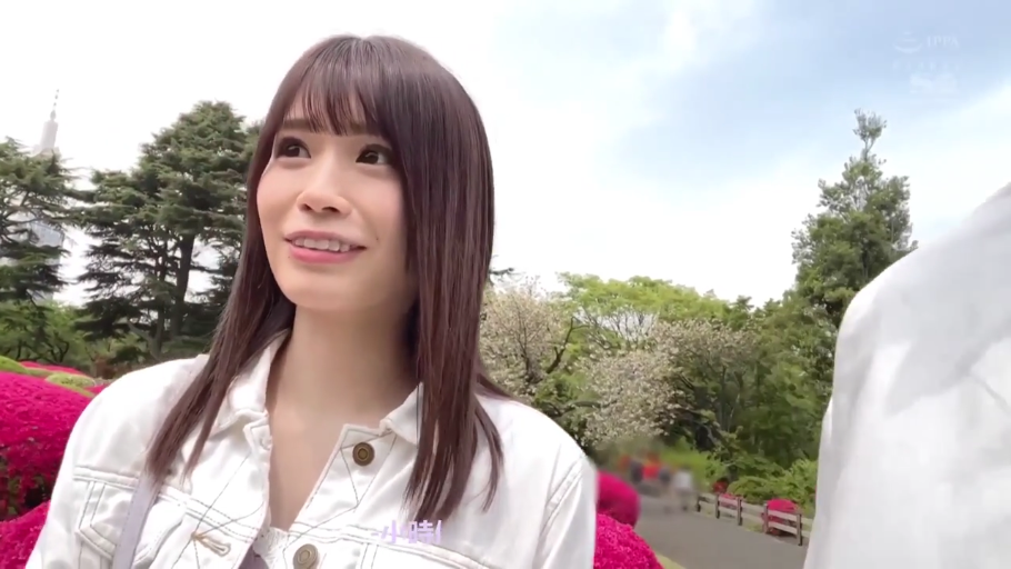 站立 · 微笑 · 交流 · 上半身 · 长发 · 公园 · 白色牛仔外套