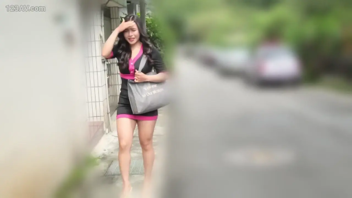 专注 · 沙发 · 客厅 · 趴卧 · 侧影 · 条纹短袖 · 旁观 · 家庭聚餐