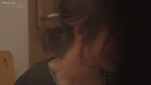 室內 · 微笑 · 面部特寫 · 暖光 · 正面 · 黑色上衣 · 愉快