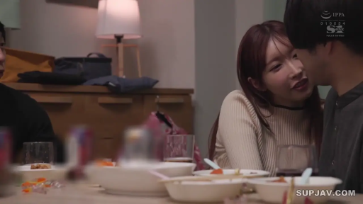 Sitting Posture · wine glass · Sweater · 温柔 · 室内餐厅 · Life Scene · 聚餐聊天