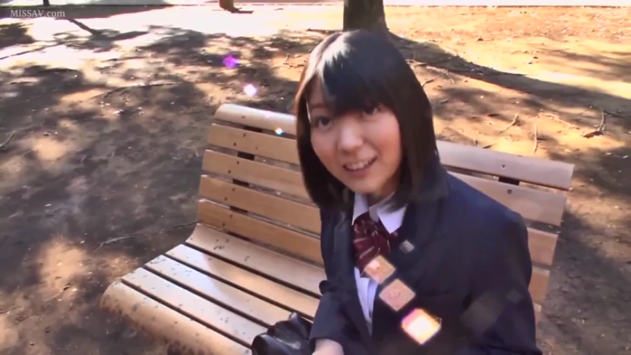 坐姿 · 微笑 · 注视 · 上半身 · 户外 · 树木 · 街拍 · 低胸装
