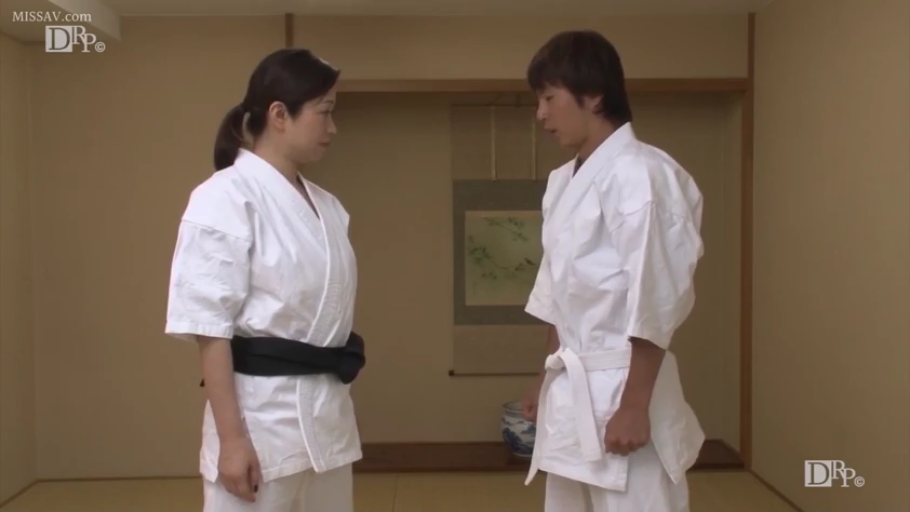 严肃 · 全身 · 站立 · 对视 · 柔道服 · 道场 · 腰带 · 日本